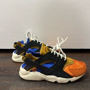 Size 7 Nike Huarache Perfect Condition.